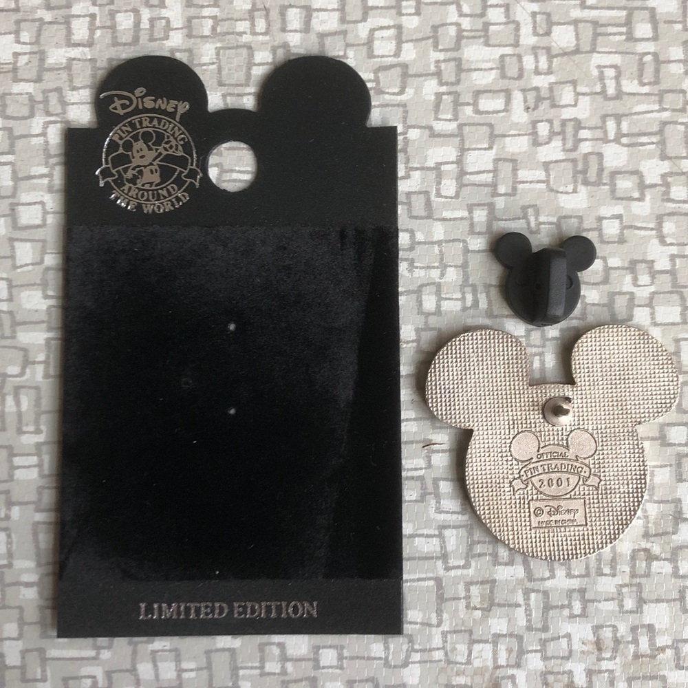 Vintage Disney American Flag Pin EUC - Picture 2 of 7